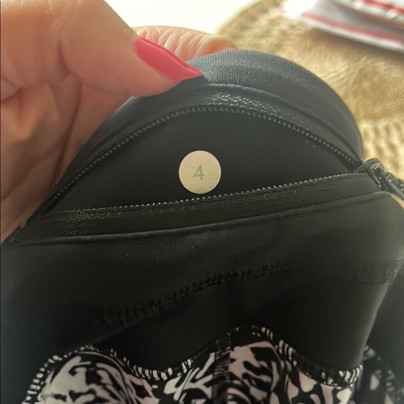 Lululemon Size 4 black & white patterned leggings inseam 21” - Picture 2 of 9